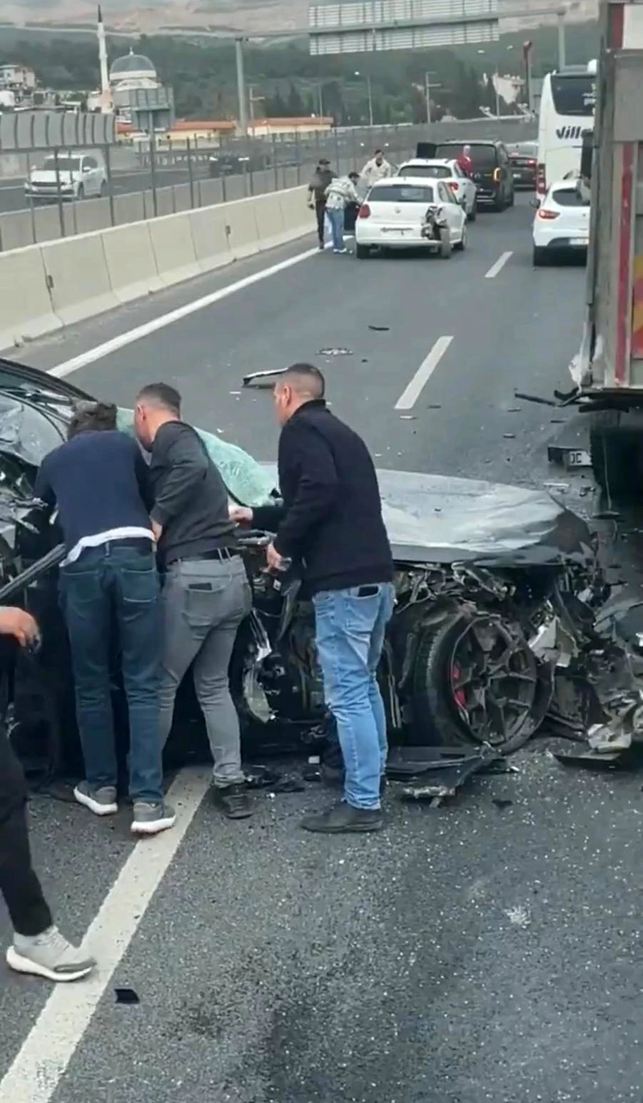 Hurdaya dönen araçtan sağ kurtuldular