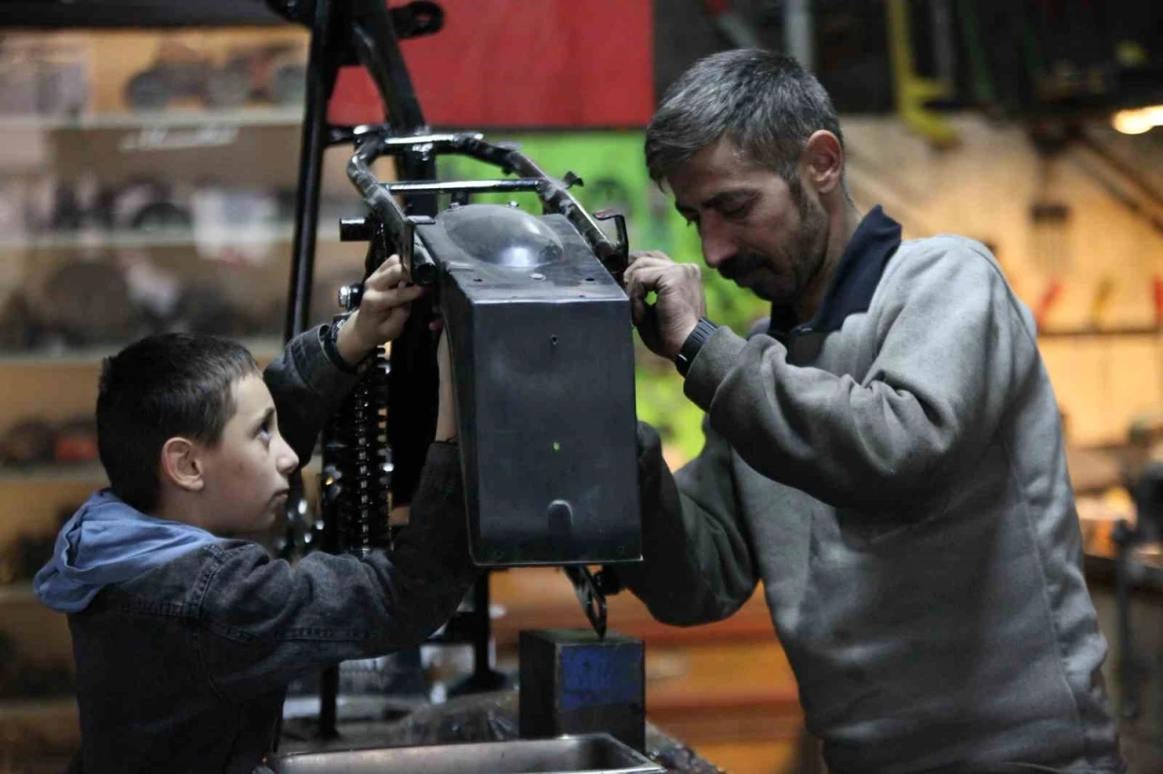 Hurdaya dönen Jawa motosikletler atölyede yeniden gün yüzüne çıkıyor
