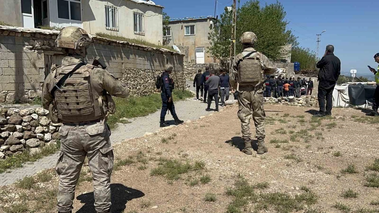 Husumetli aileler birbirine girdi: 5 yaralı, 15 gözaltı
