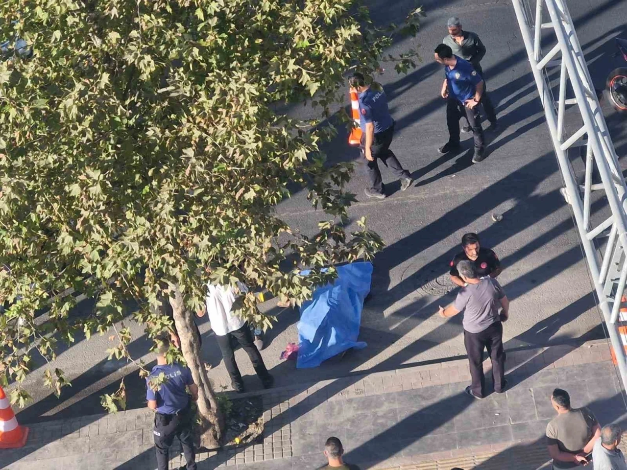 Husumetlileri tarafından mahalleden gönderilen şahıs silahlı saldırıda öldü
