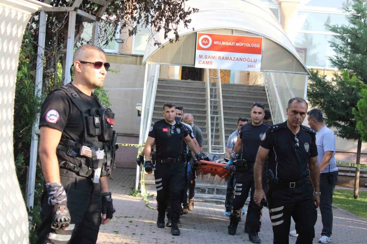 Husumetlisini namaz kılarken boğazını keserek öldürdü
