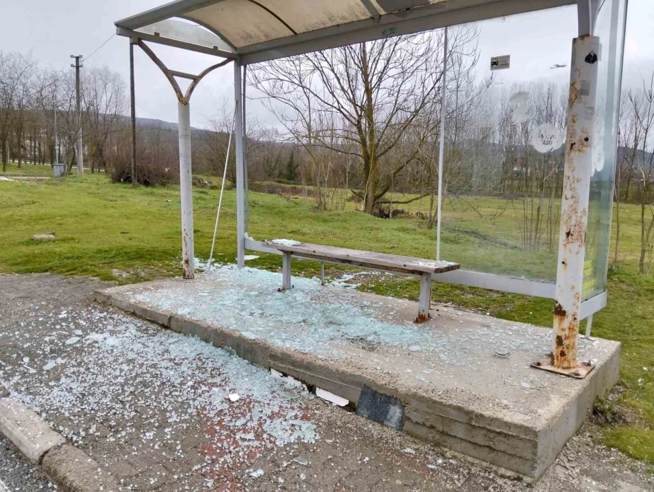 Huzurevi sakinlerinin kullandığı otob&uuml;s durağının camlarını kırdılar
