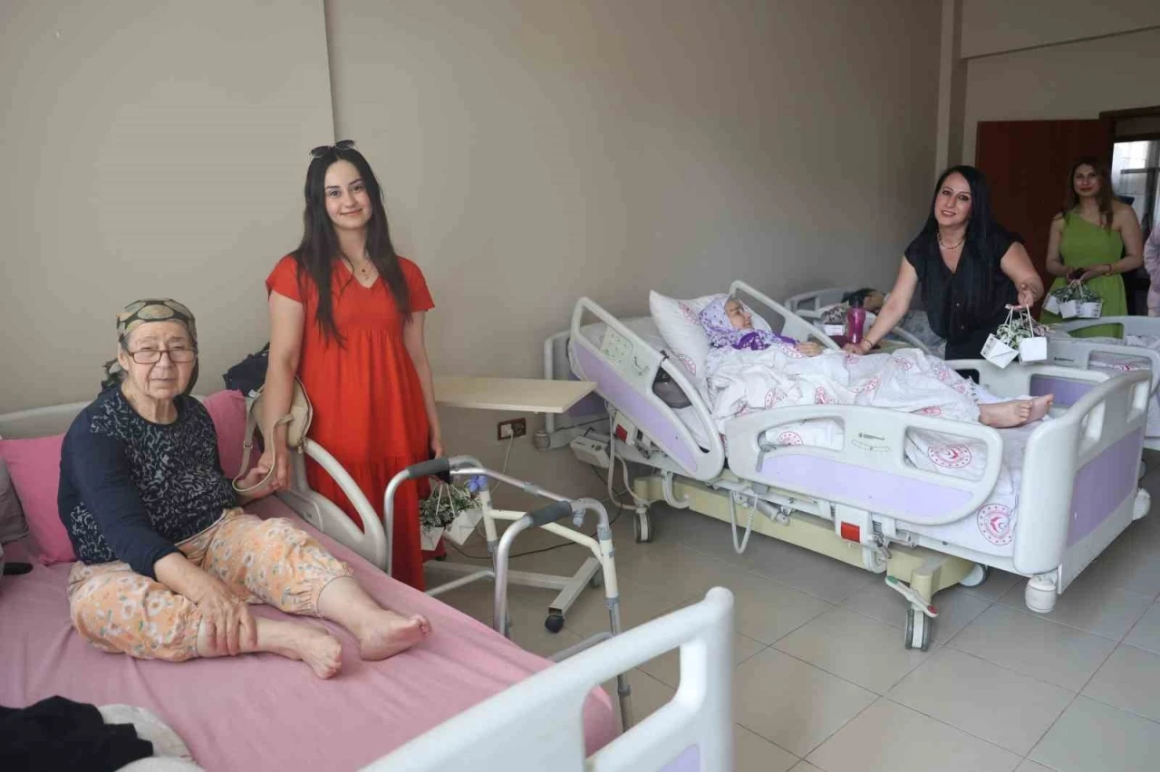 Huzurevinde Anneler Günü kutlaması
