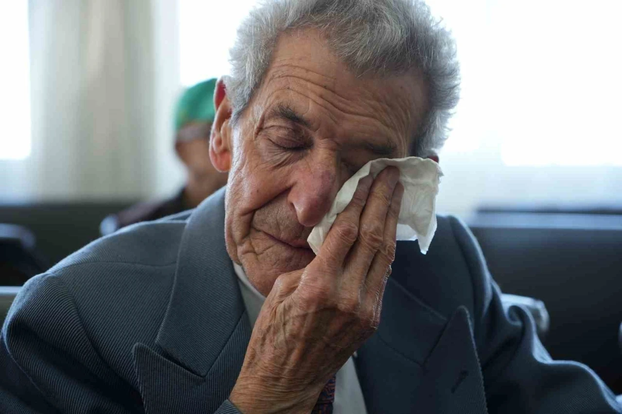 Huzurevinde &ouml;ğrencilerden emekli &ouml;ğretmenlere g&ouml;n&uuml;lleri ısıtan s&uuml;rpriz: G&ouml;zyaşları sel oldu
