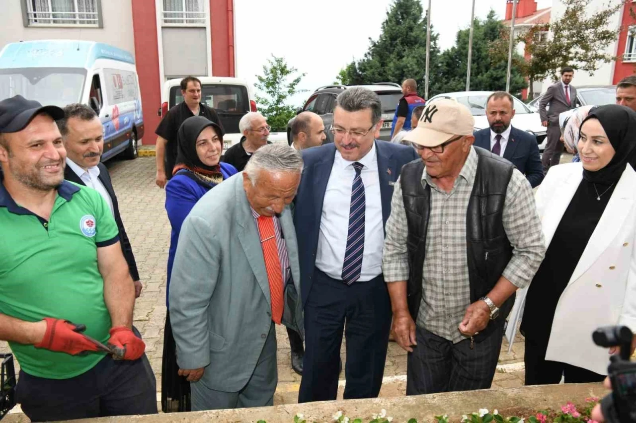 Huzurevindeki yaşlı babaları unutmadı
