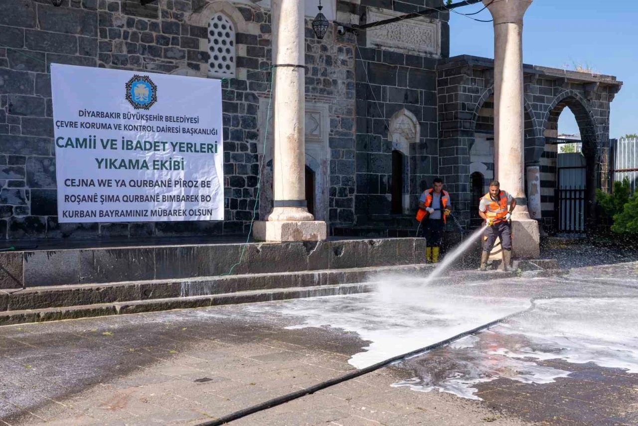 İbadethanelerde bayram temizliği
