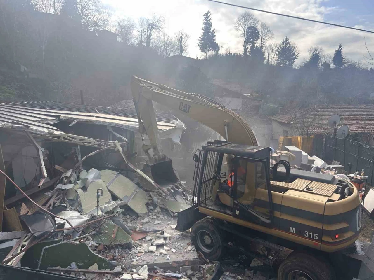 İBB &Uuml;sk&uuml;dar&rsquo;da yapı kayıt belgesi bulunan binayı yıktı, aile sokakta kaldı
