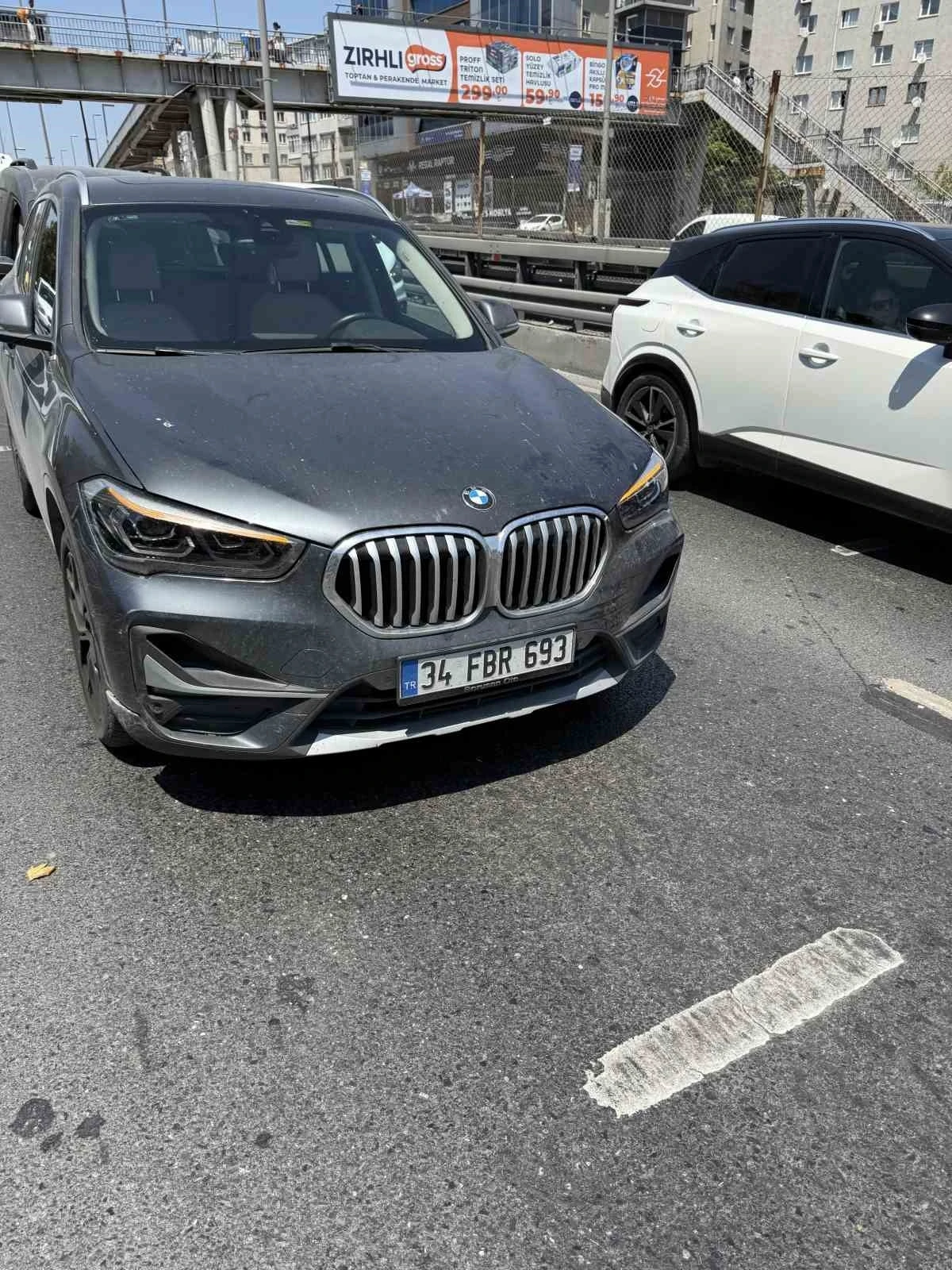İBB’ye ait kamyonetten düşen çöp torbası 5 aracın kaza yapmasına neden oldu
