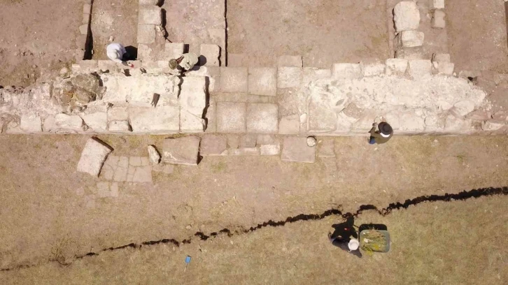 İ&ccedil; Kale kazısında 5 bin yıllık yerleşim tabakalarına ulaşıldı
