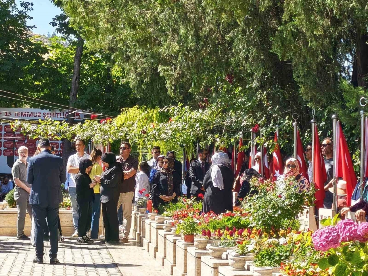 İ&ccedil;işleri Bakanı &Ccedil;ift&ccedil;i 15 Temmuz Şehitliği&rsquo;ndeki anma programına katıldı
