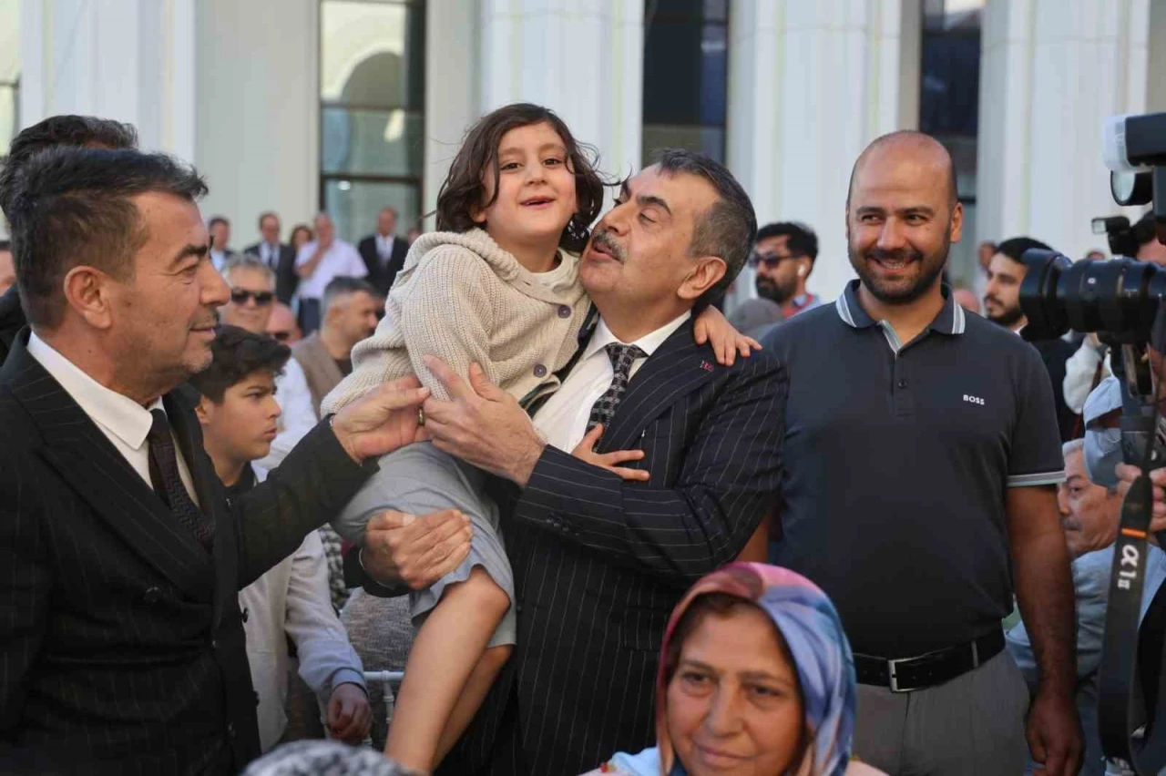 İ&ccedil;işleri Bakanı &Ccedil;ift&ccedil;i: "Bu vatan Alevisiyle, S&uuml;nnisiyle, T&uuml;rk&uuml;yle, K&uuml;rd&uuml;yle, &Ccedil;erkeziyle b&uuml;y&uuml;k bir milletin ortak yurdudur"
