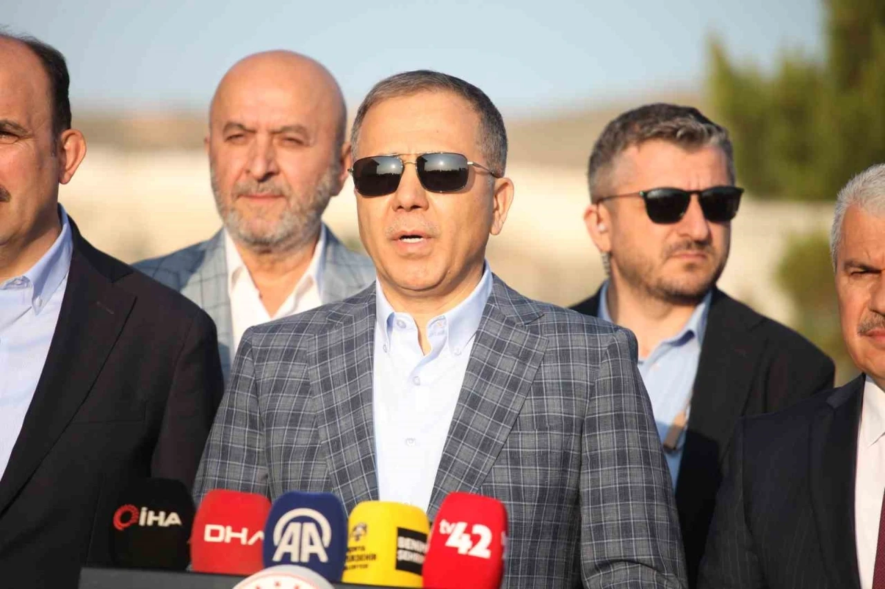 İçişleri Bakanı Yerlikaya bayram namazını Konya’da kıldı
