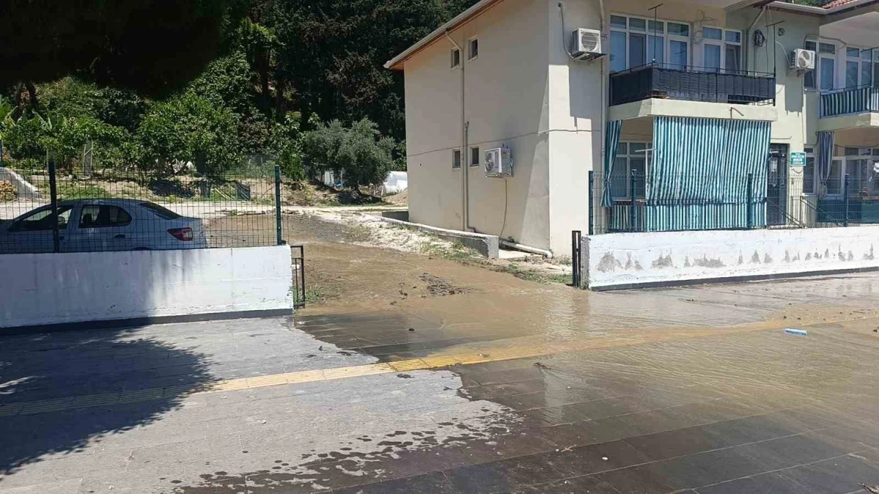 İçme suyu deposundaki aksaklık Manavgat’ta caddeyi göle çevirdi
