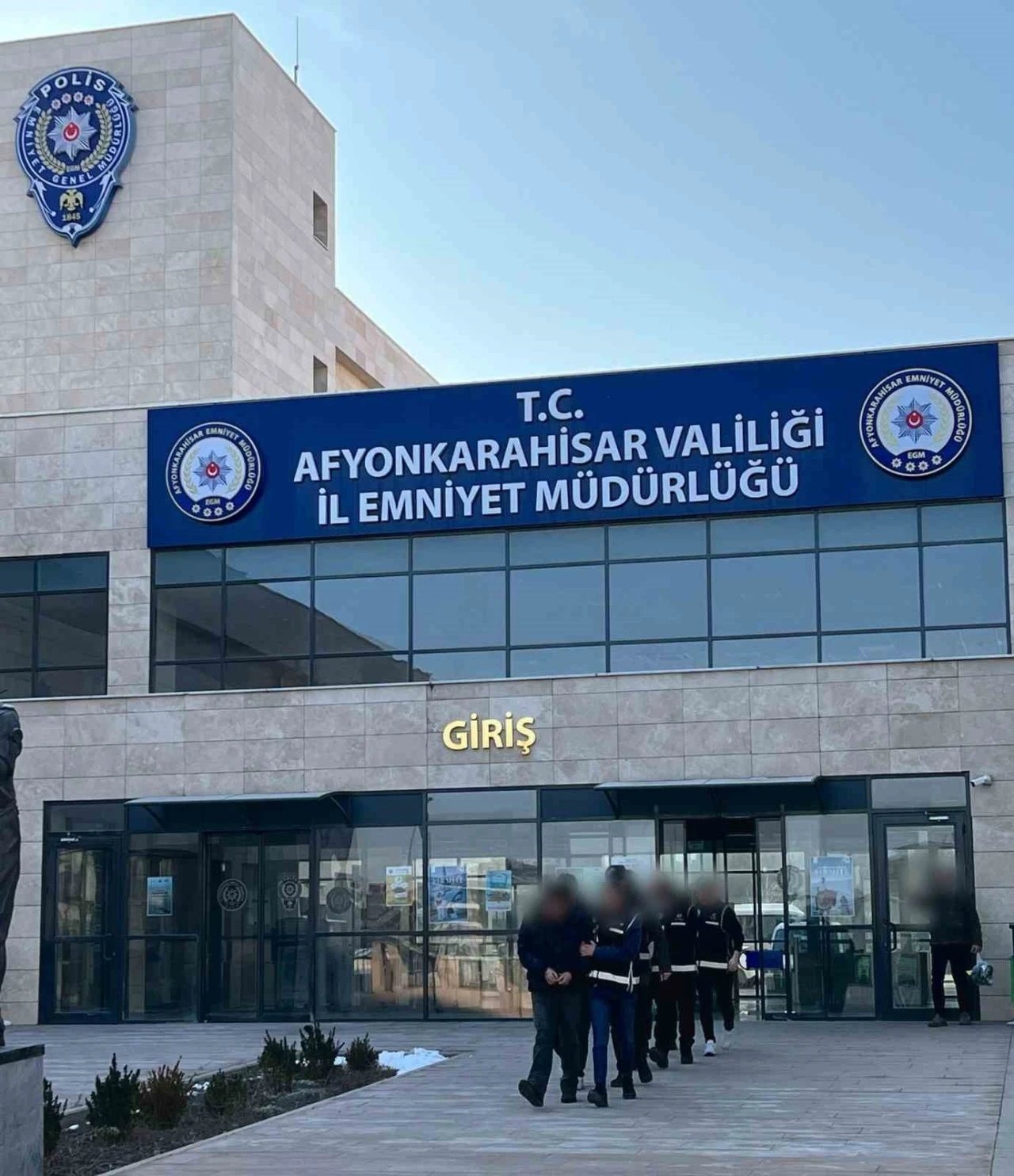 İcra dosyasını kapatma’ yalanı ile 130 bin TL’lik dolandırıcılık yapan 2 kişi tutuklandı