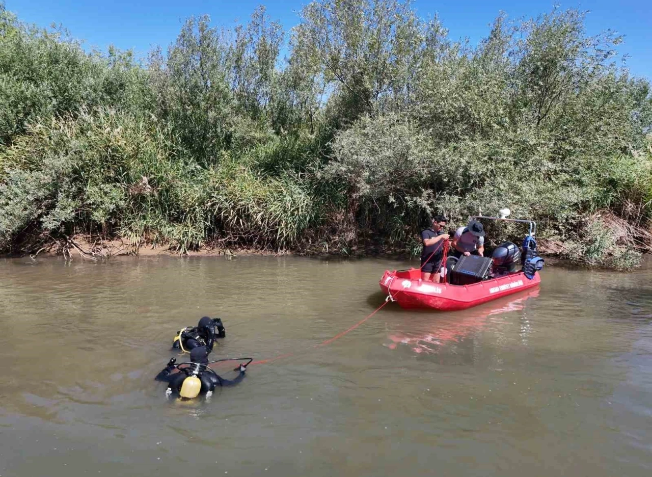 İddia uğruna atladığı Kızılırmak’ta kayıp genci arama çalışmaları sürüyor: Kurbağa adamlar suyun dibini tarıyor

