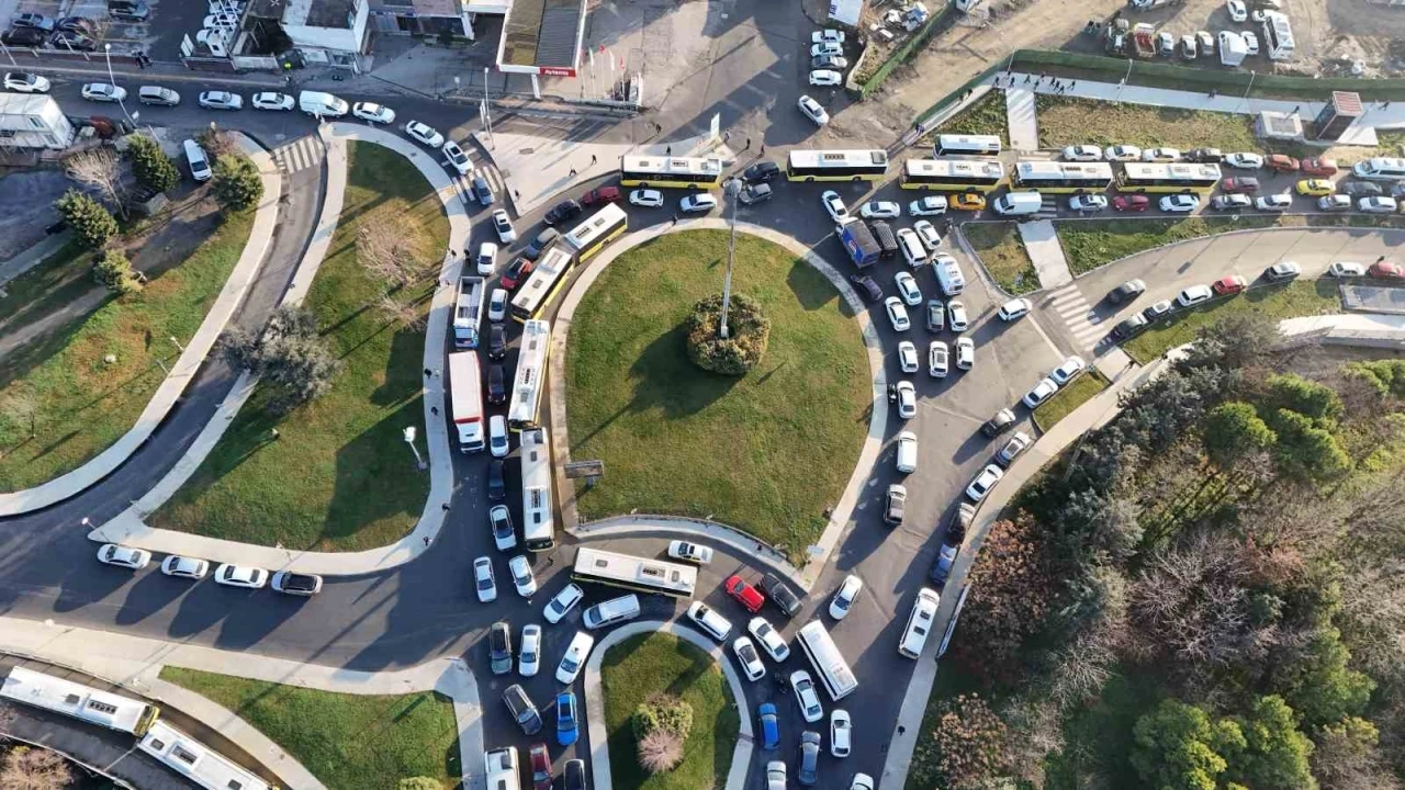 İETT otobüsü arıza yaptı, trafik kilitlendi