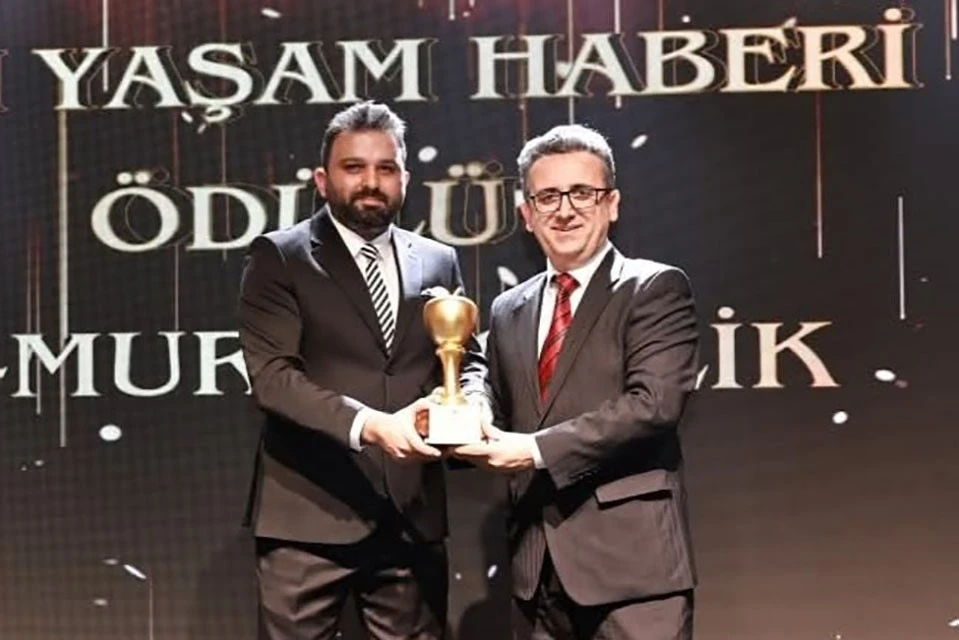 İHA muhabiri Murat &Ccedil;elik&rsquo;e "yılın yaşam haberi" &ouml;d&uuml;l&uuml;
