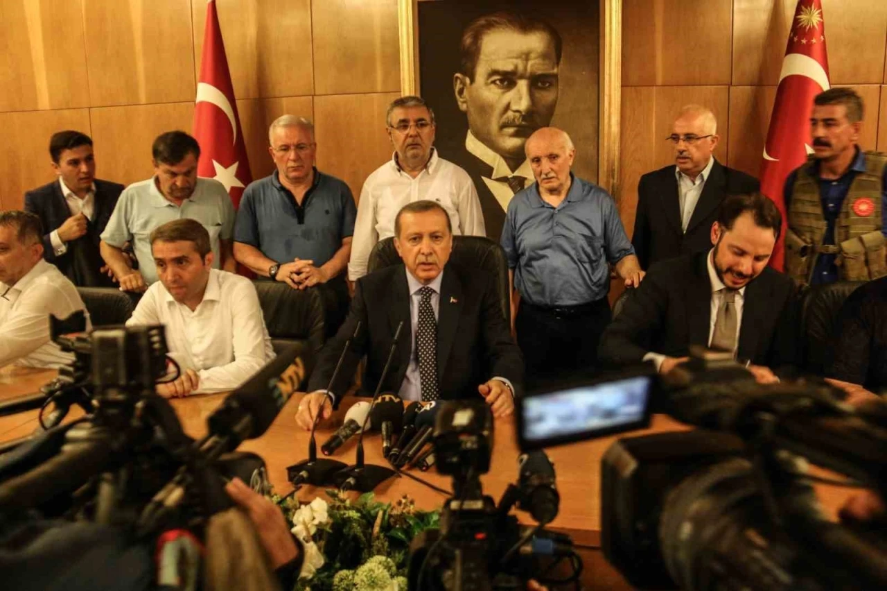 İHA&rsquo;nın 15 Temmuz gecesinden hafızalara kazınan fotoğrafları sergileniyor
