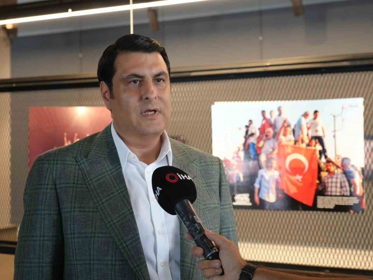İHA&rsquo;nın 15 Temmuz sergisini gezen Başkan Yılmaz: "O g&uuml;n İHA da en az T&uuml;rk milleti gibi cesurca hareket etti"
