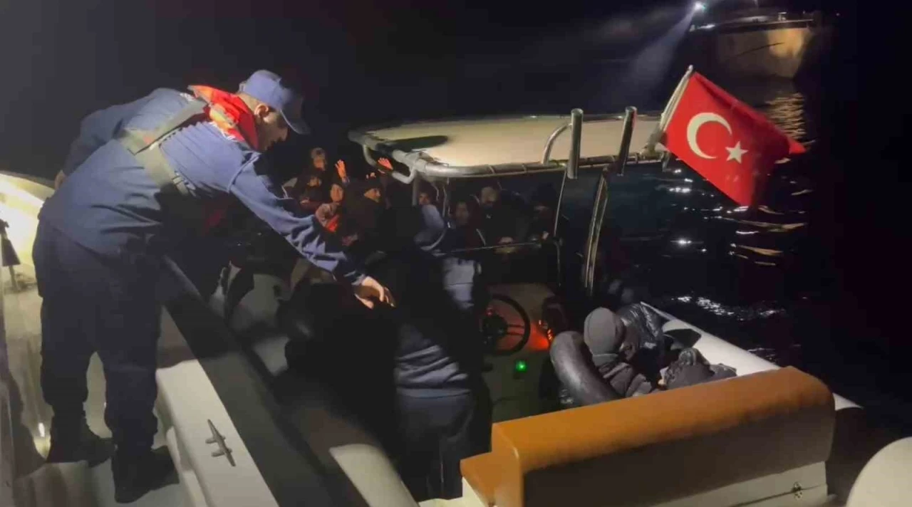 İHA tespit etti, Sahil G&uuml;venlik yakaladı: 39 g&ouml;&ccedil;men, 1 organizat&ouml;r, 1 firari
