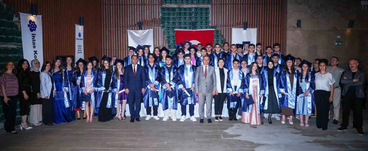 İhlas Koleji öğrencileri mezuniyet coşkusunu yaşadı
