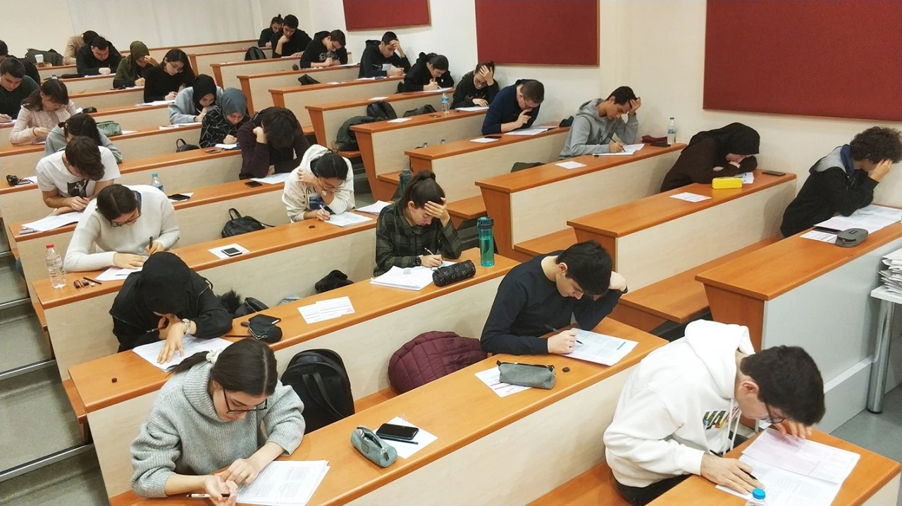 İhlas Kolejinden bursluluk sınavına giren her &ouml;ğrenciye &uuml;cretsiz rehberlik hizmeti
