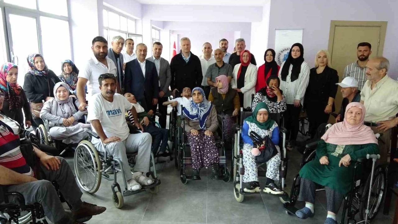 İhtiyaç sahibi engelliler bayram öncesinde sandalyelerine kavuştu
