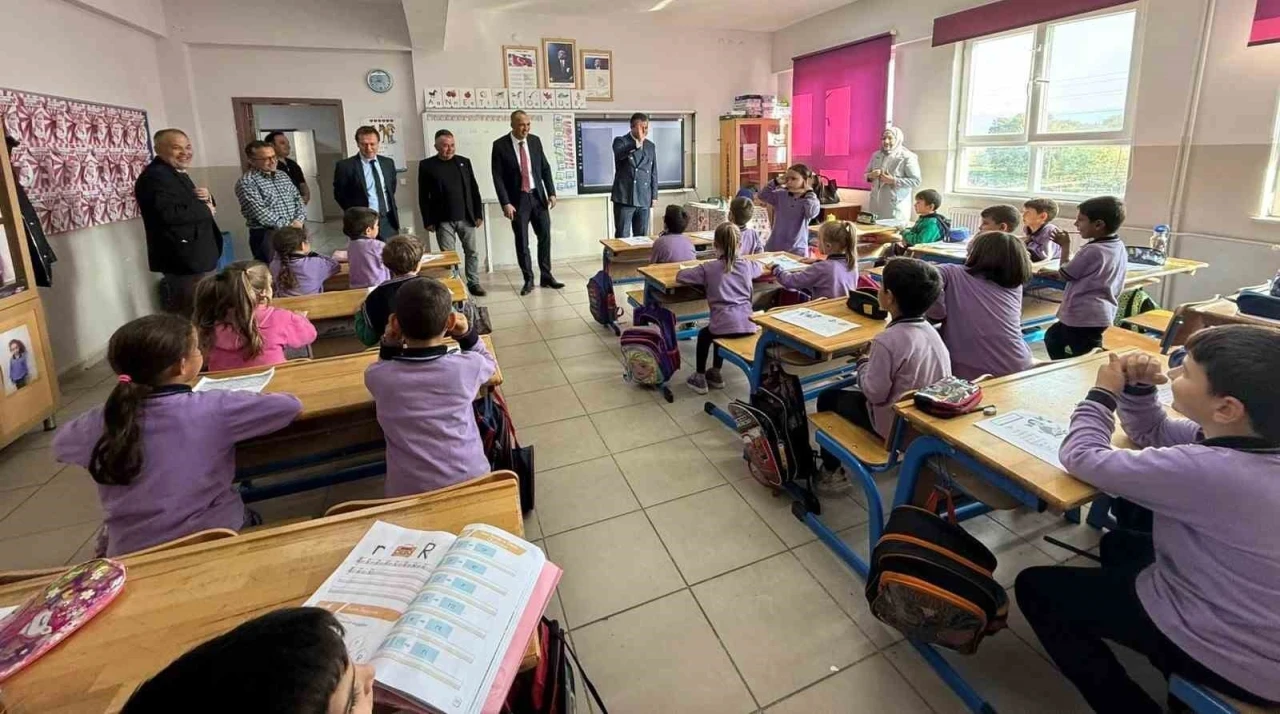 İhtiyaç sahibi öğrencilere kışlık bot dağıtımı
