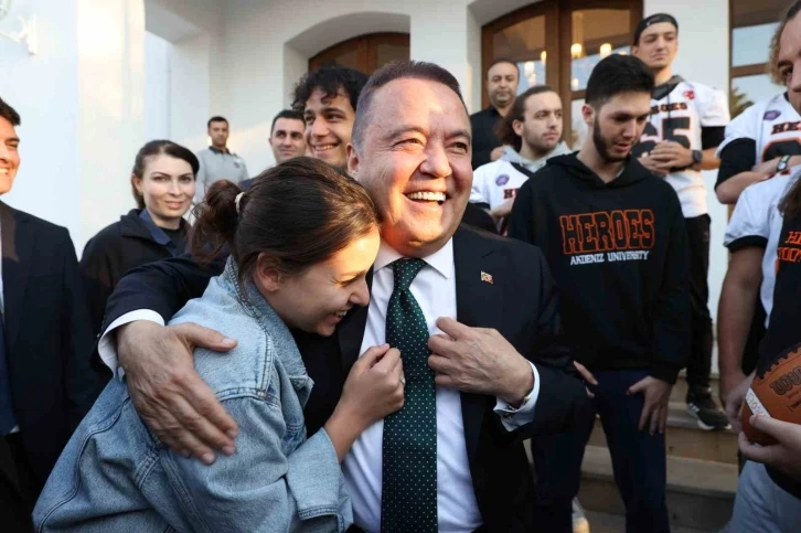 İhtiya&ccedil; sahibi t&uuml;m &uuml;niversite &ouml;ğrencilerine 8 bin TL burs
