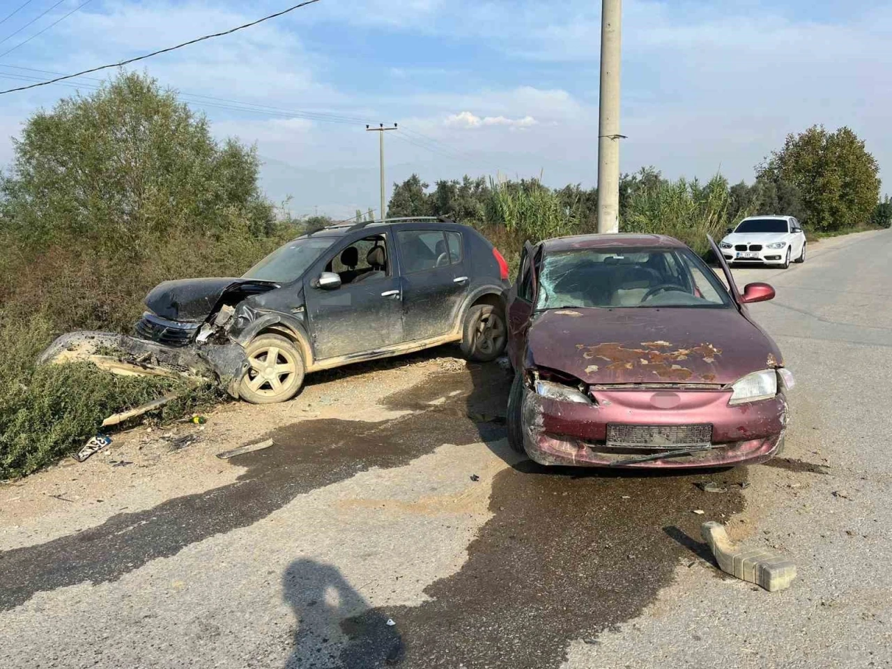 İki araç kafa kafaya çarpıştı: 2 yaralı
