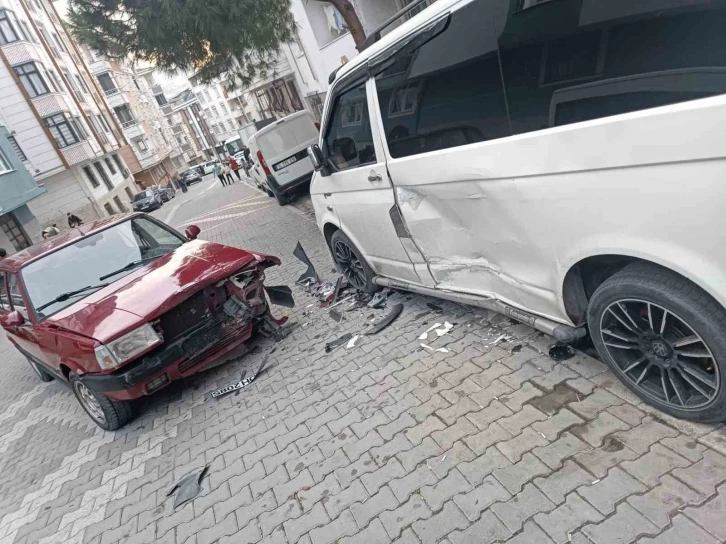 İki araca &ccedil;arpan otomobil s&uuml;r&uuml;c&uuml;s&uuml; olay yerinden b&ouml;yle ka&ccedil;tı
