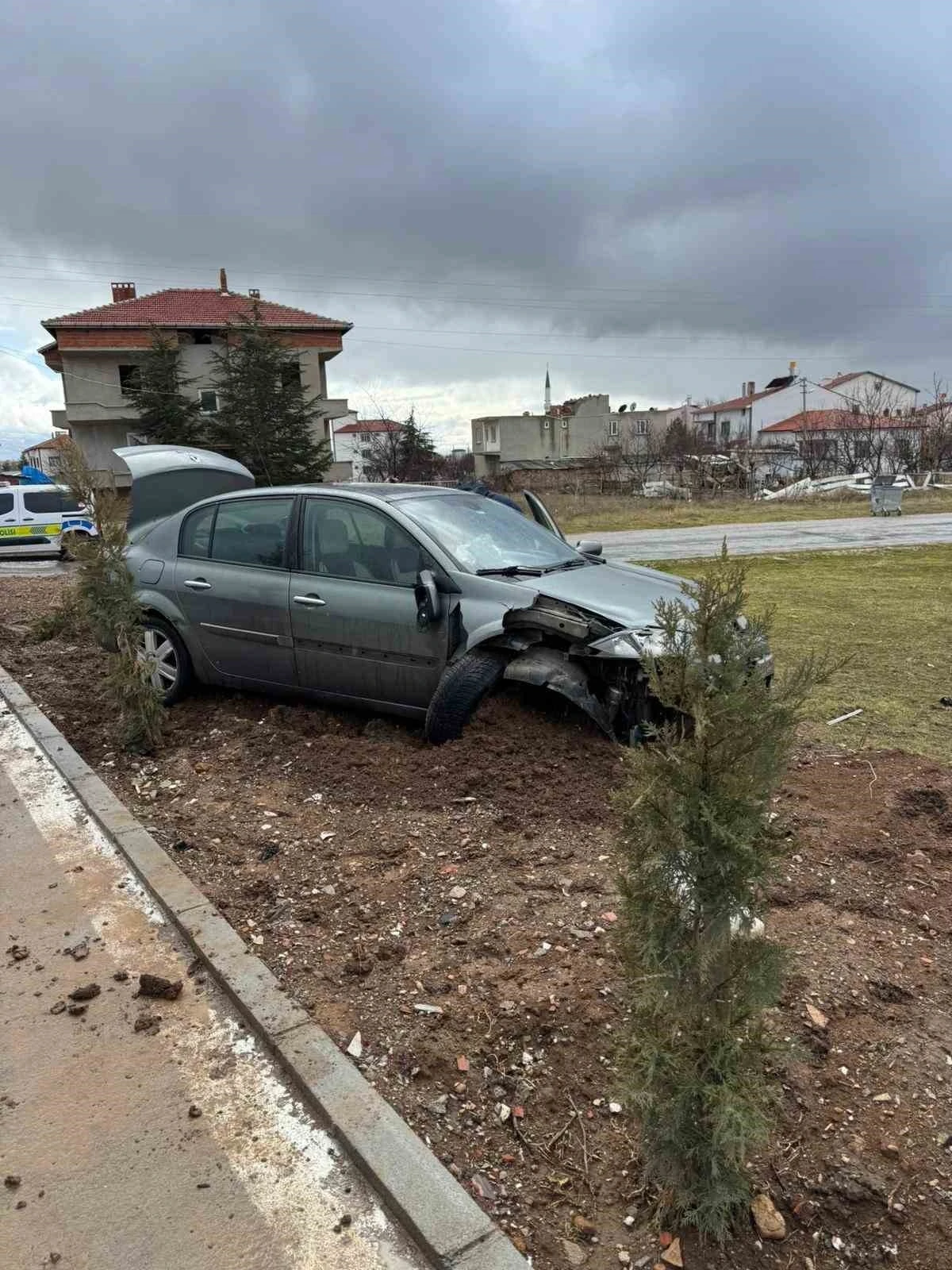 İki aracın &ccedil;arpıştığı kazada şans eseri &ouml;len ya da yaralanan olmadı
