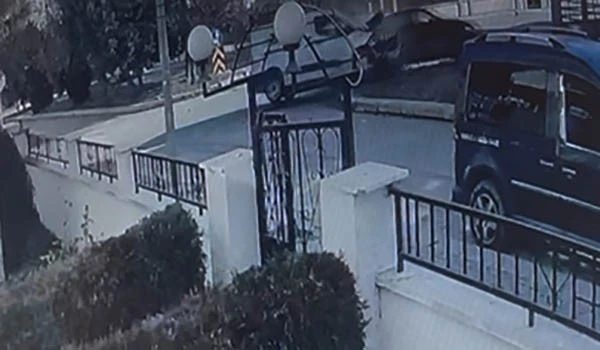 İki aracın hurdaya d&ouml;nd&uuml;ğ&uuml; kaza kameraya yansıdı
