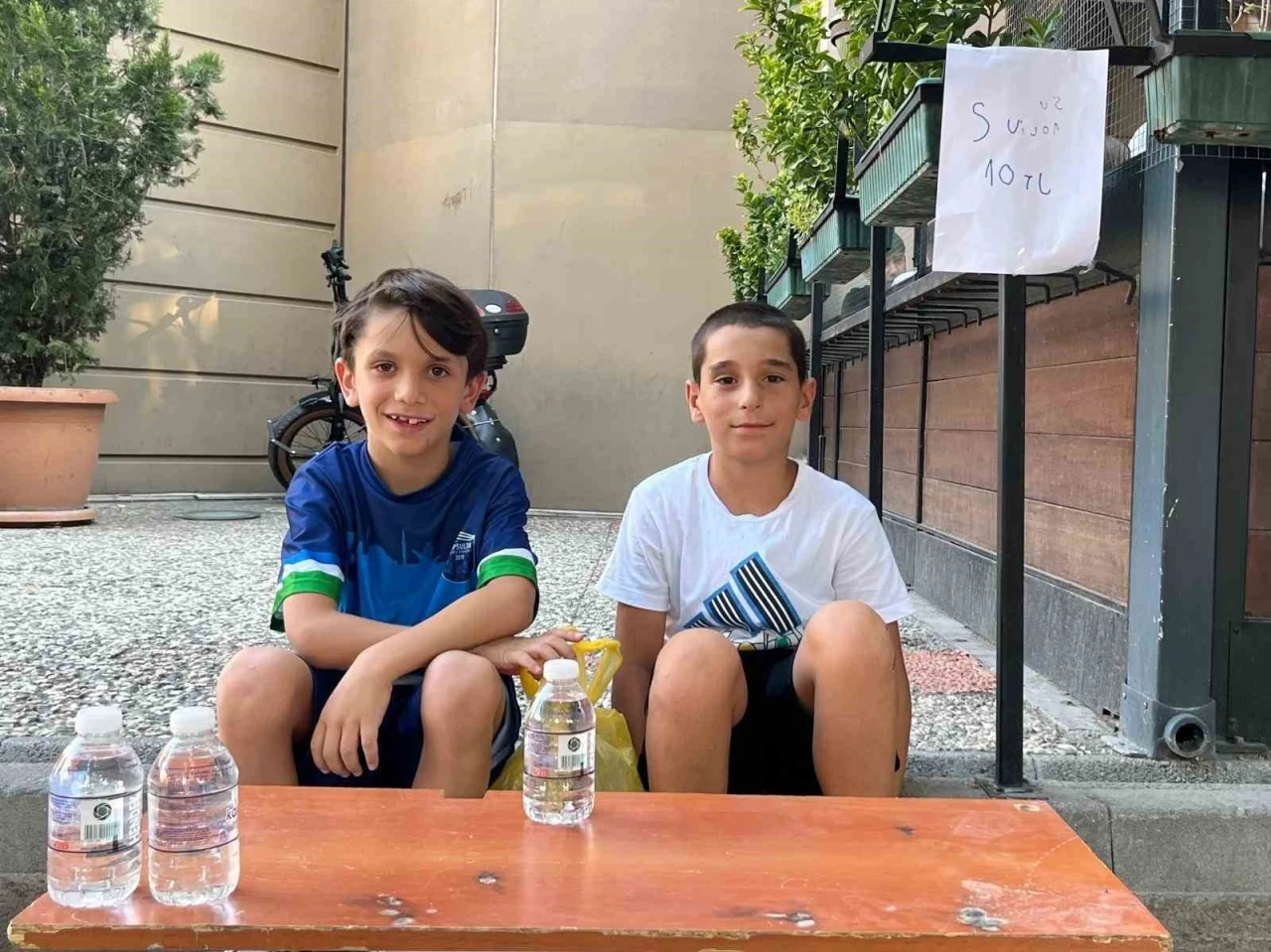 İki arkadaş oyuncak alma hayaliyle su satıyor
