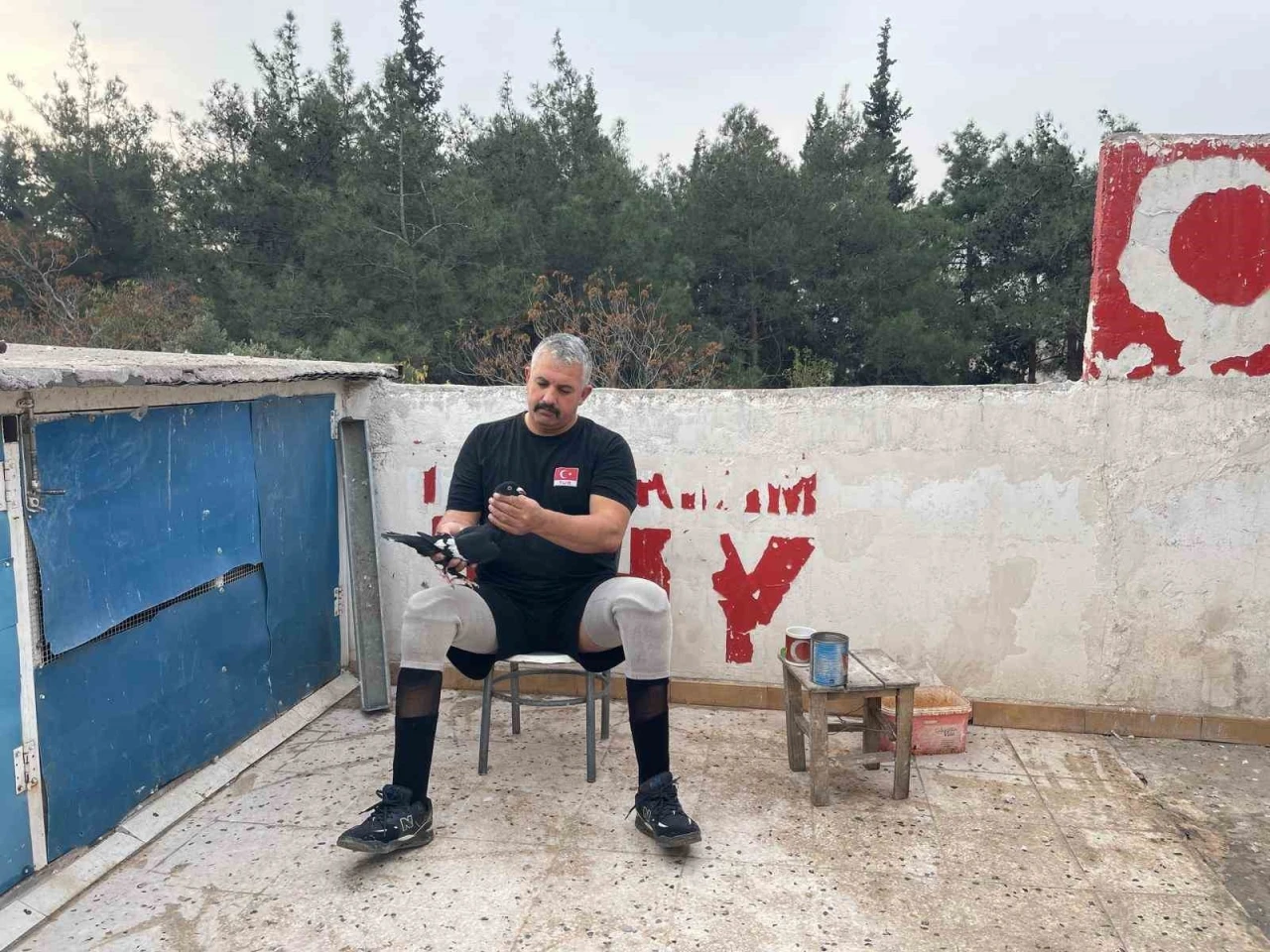 İki ayağını kaybetti, güvercinlerle hayata bağlandı
