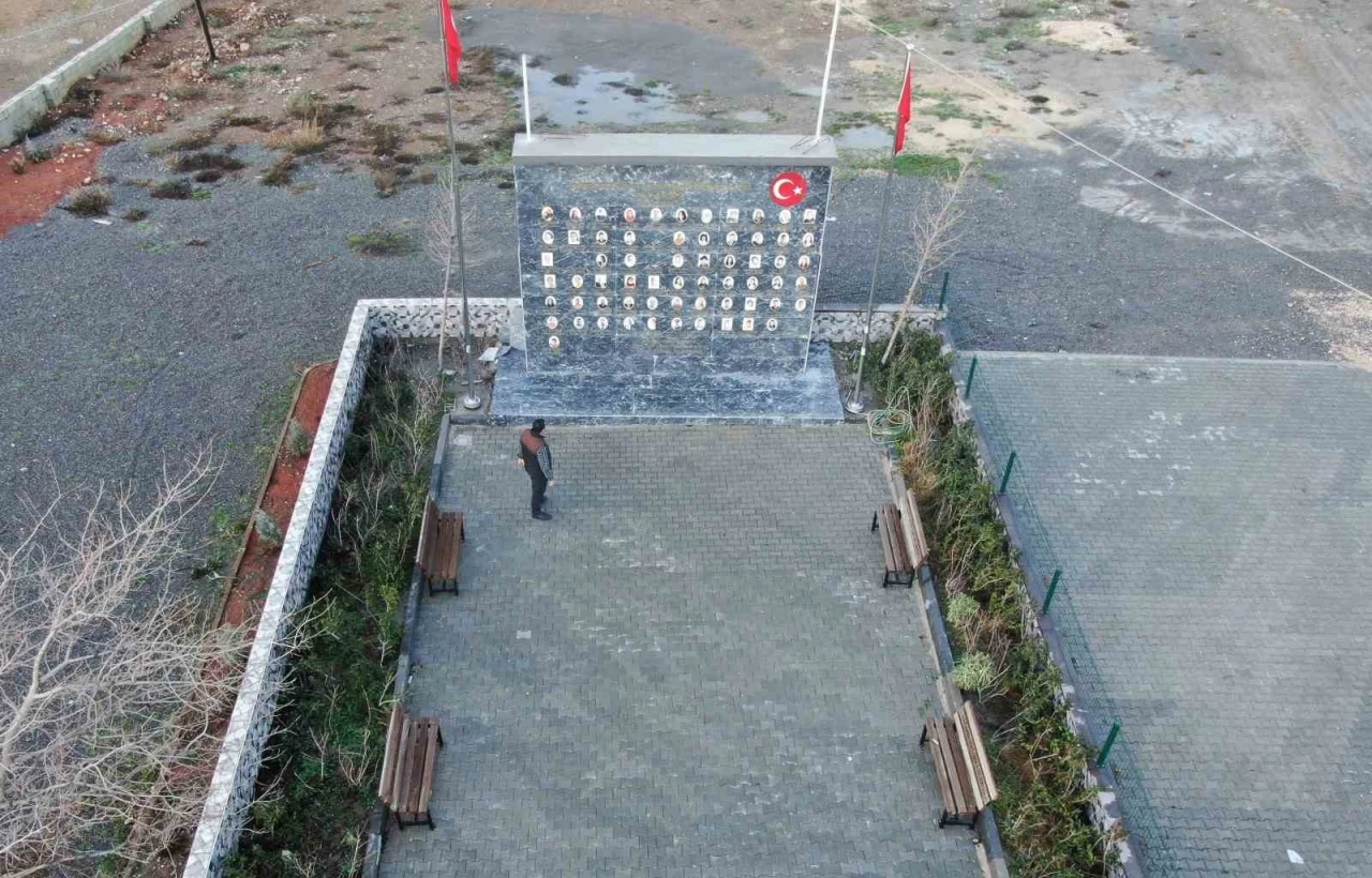 İki &ccedil;ocuğunu kaybeden muhtar k&ouml;y&uuml;ne deprem anıtı yaptırdı
