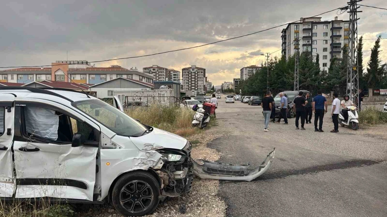 İki hafif ticari ara&ccedil; &ccedil;arpıştı: 2 yaralı
