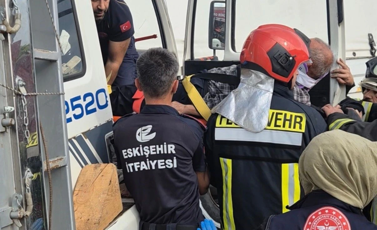 İki kamyonun karıştığı kazada sıkışan sürücüyü itfaiye ekipl