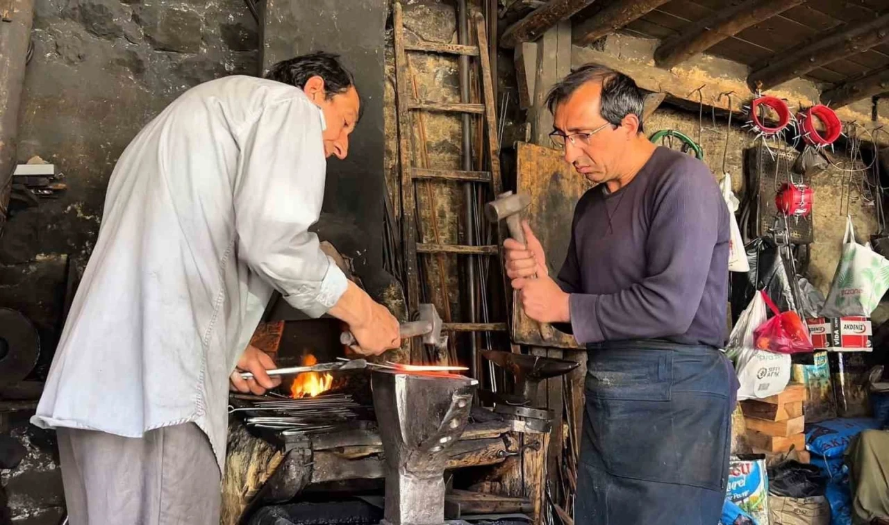 İki kardeş kaybolmaya yüz tutan mesleği yaşatmaya çalışıyor
