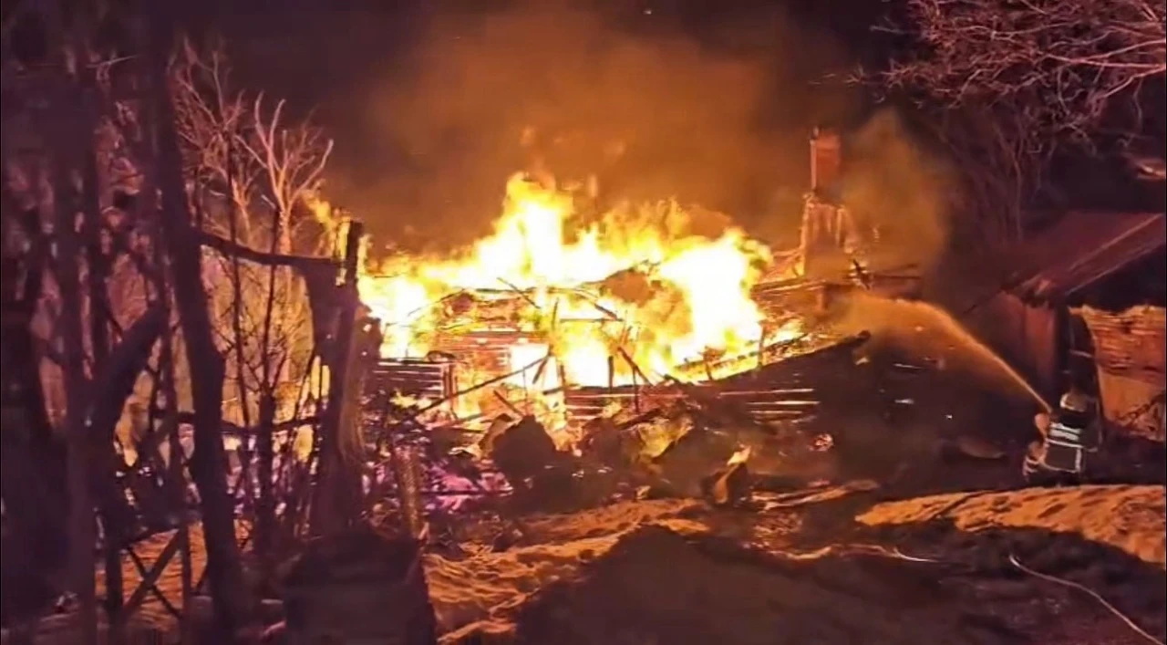 İki katlı ahşap ev alevlere teslim oldu: 1 yaralı
