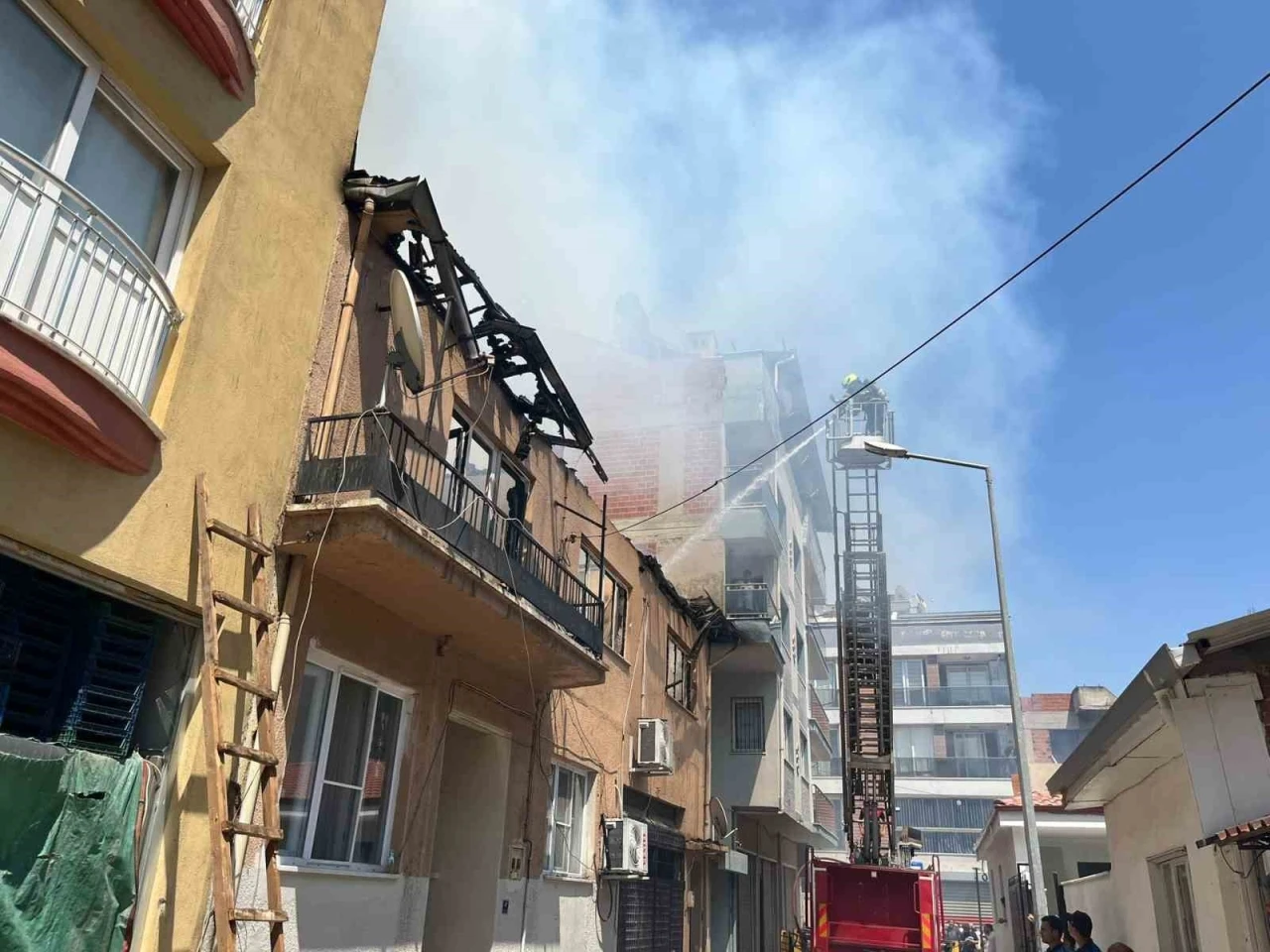 İki katlı ev alevlere teslim oldu
