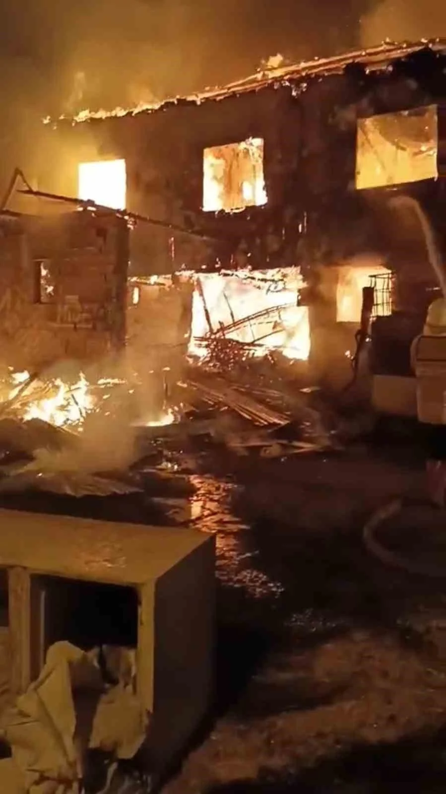 İki katlı müstakil ev küle döndü, görme engelli bir kişi hayatını kaybetti
