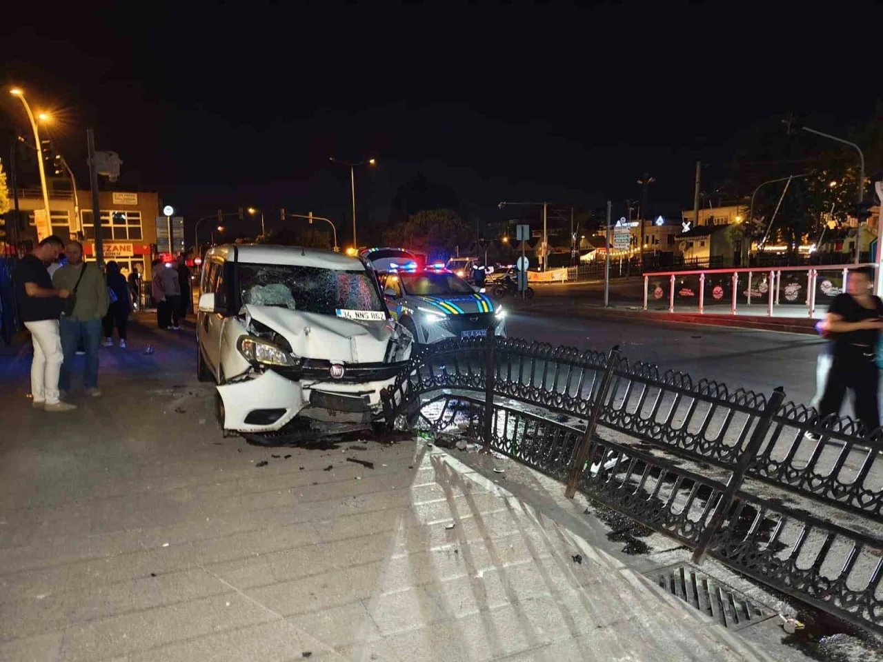 İki motosiklete &ccedil;arpan s&uuml;r&uuml;c&uuml; ortalığı savaş alanına &ccedil;evirdi: 1 &ouml;l&uuml;, 3 yaralı
