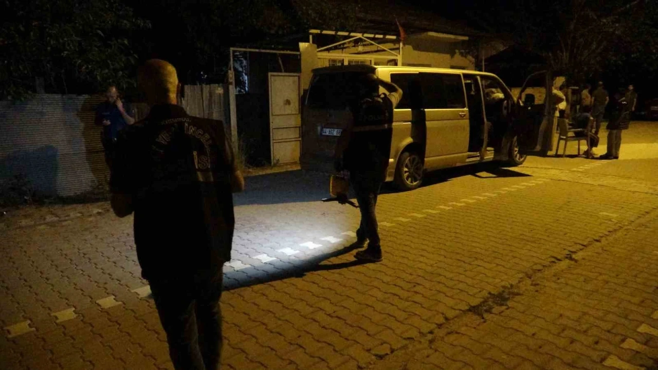 İki oğluyla gittiği ev baskınında bı&ccedil;aklandı
