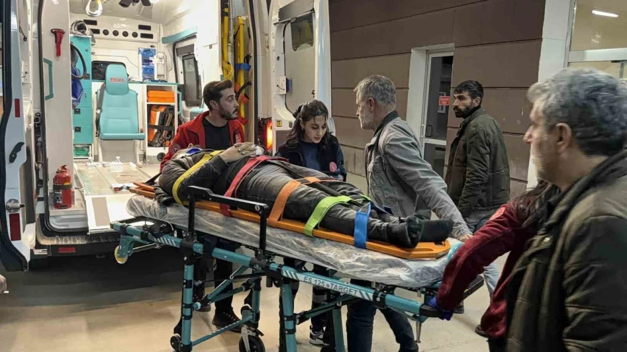 İki otomobil &ccedil;arpıştı: 2 yaralı
