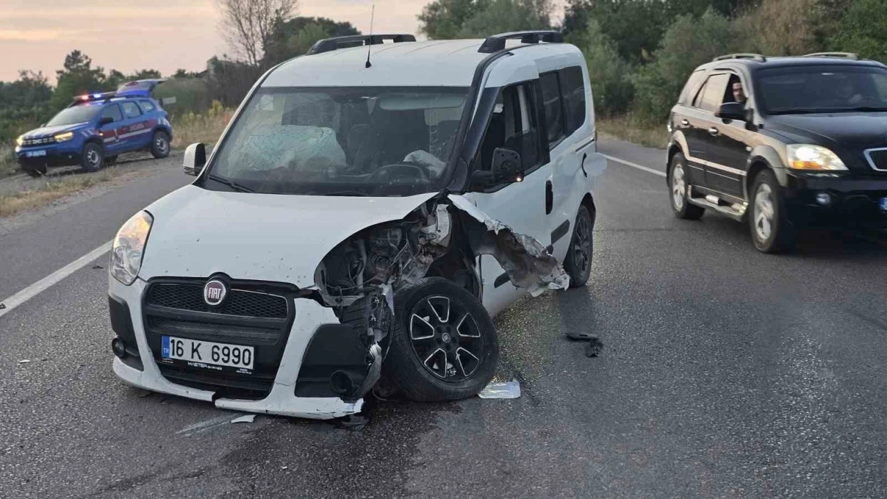İki otomobil kafa kafaya çarpıştı: 3 yaralı
