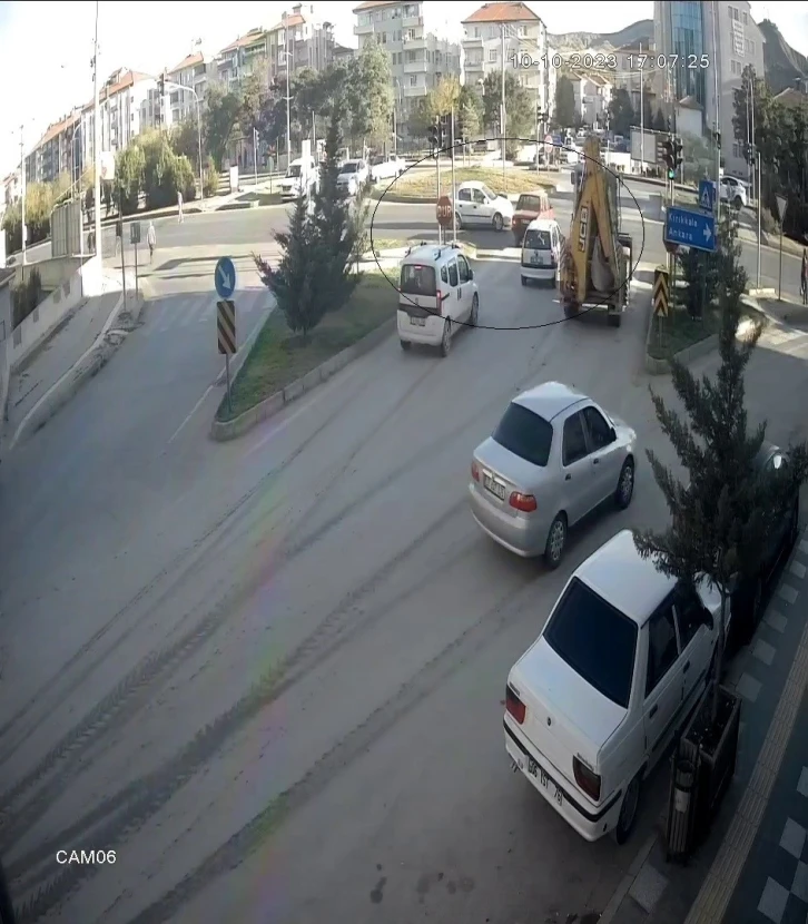 İki otomobilin &ccedil;arpıştığı kaza g&uuml;venlik kamerasında
