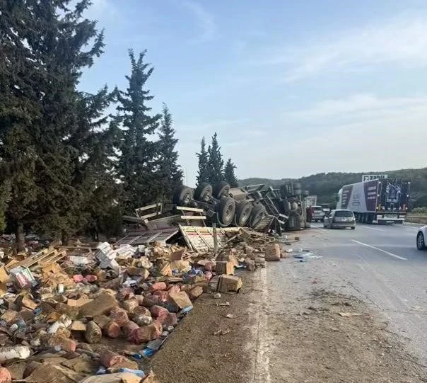 İki tır ve bir otomobilin karıştığı kazada otoyol savaş alanına döndü
