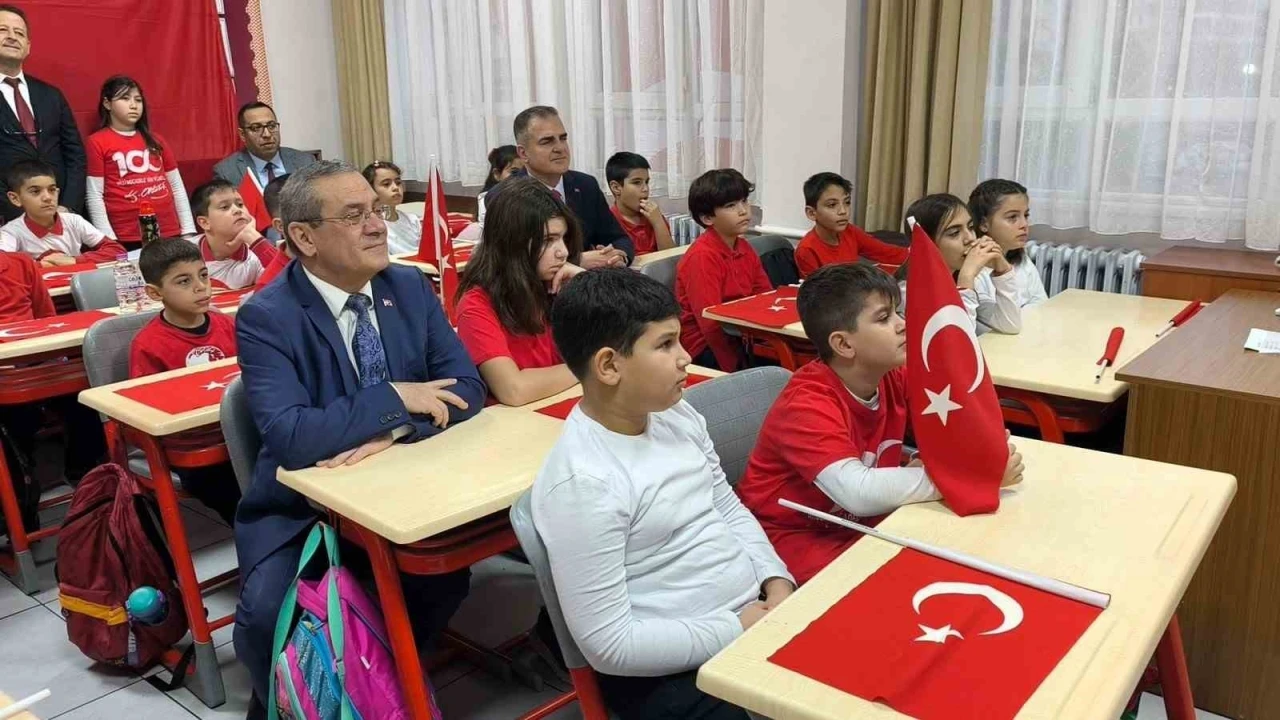 İkinci d&ouml;nemin ilk dersinin konusu &rsquo;Bayrak&rsquo;

