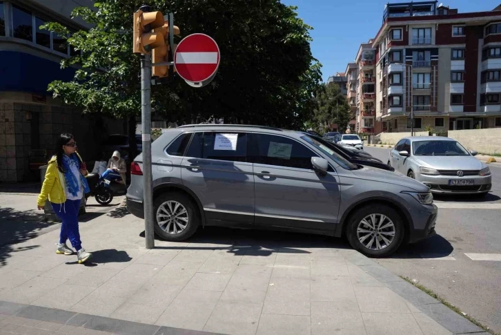 İkinci el araç piyasasında geleneksel cam ilanları yeniden popülerlik kazandı
